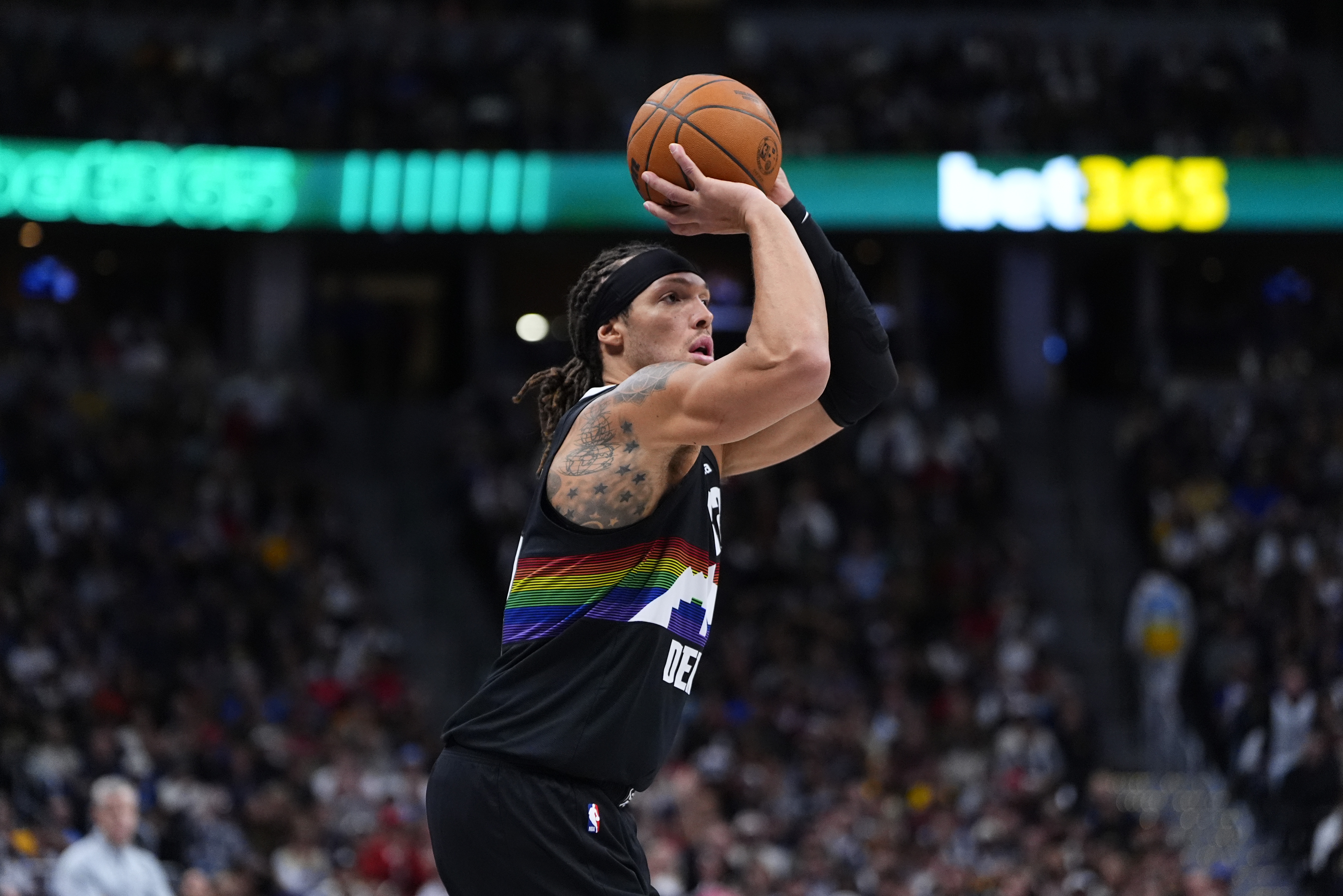 开云平台-腿筋受伤！阿隆·戈登下半场没首发 本场比赛回归存疑