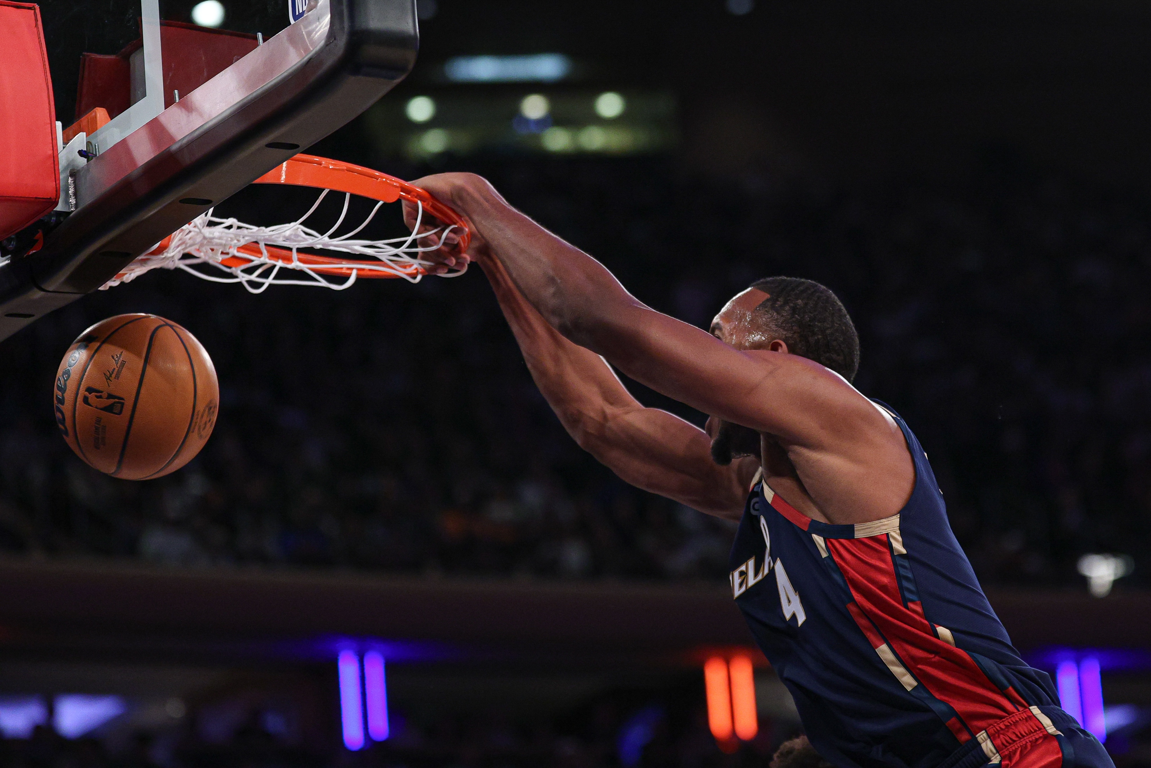 开云平台-攻防俱佳！莫布里24中13砍下29分13板7助4帽 正负值+17